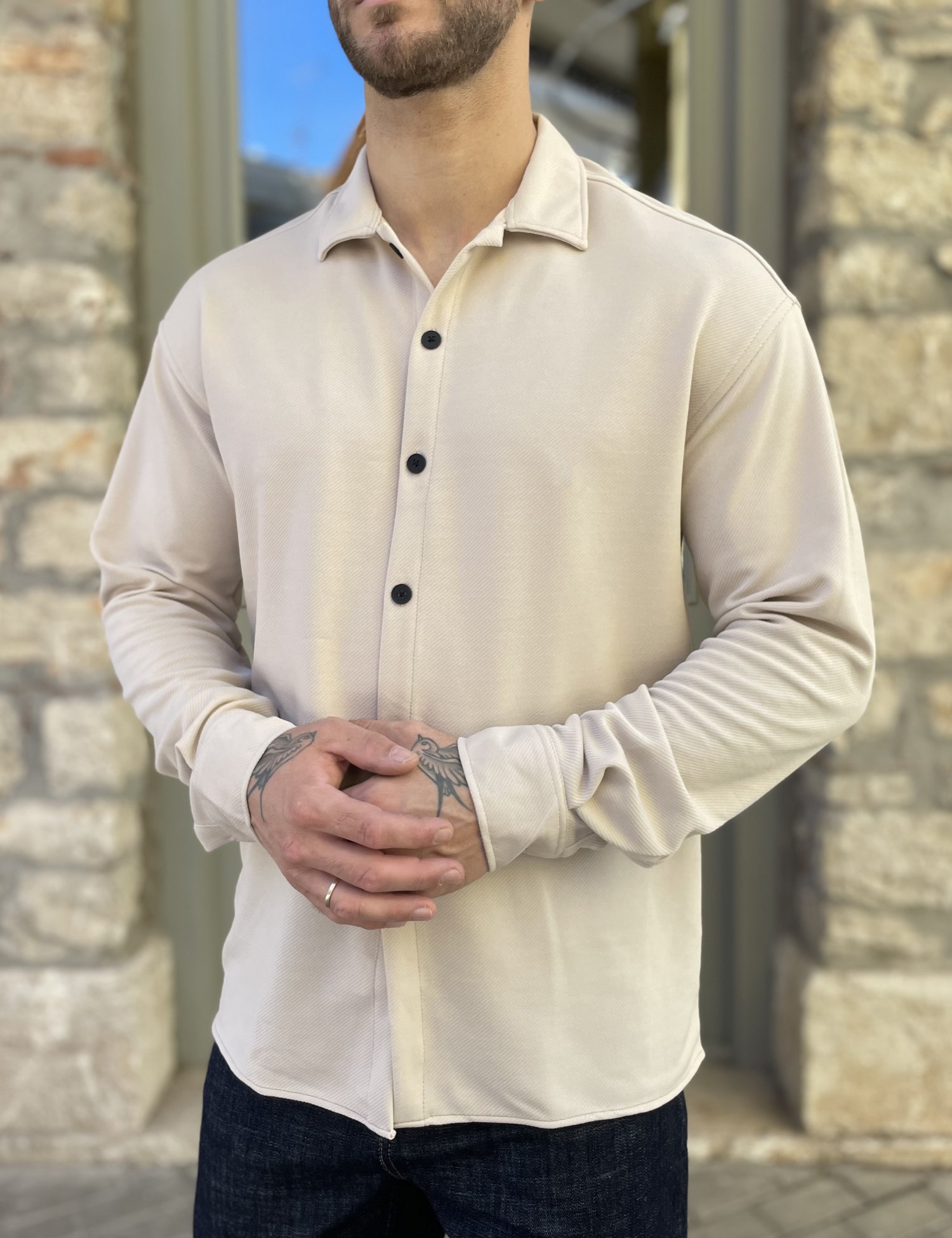 Ανδρικό μπεζ διαγωνάλ Overshirt με γιακά RMZ456B φωτογραφία